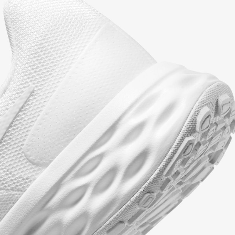 Moderner, leichter Sportschuh mit strapazierfähiger, strukturierter Außensohle für optimalen Komfort und Stil.