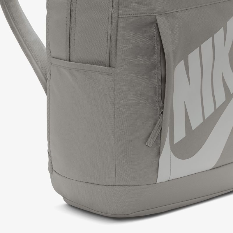 Detailaufnahme eines grauen Nike Rucksacks mit sichtbarem Reißverschluss und Seitentasche