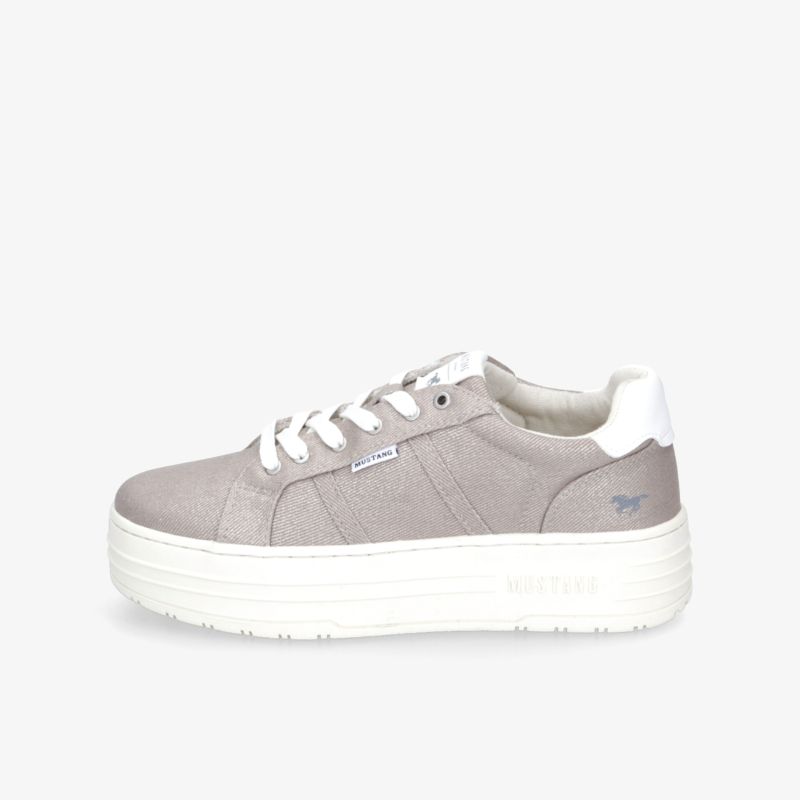 Seitliche Ansicht eines grauen Sneakers mit weißer Plateau-Sohle, sportlich und bequem gestaltet