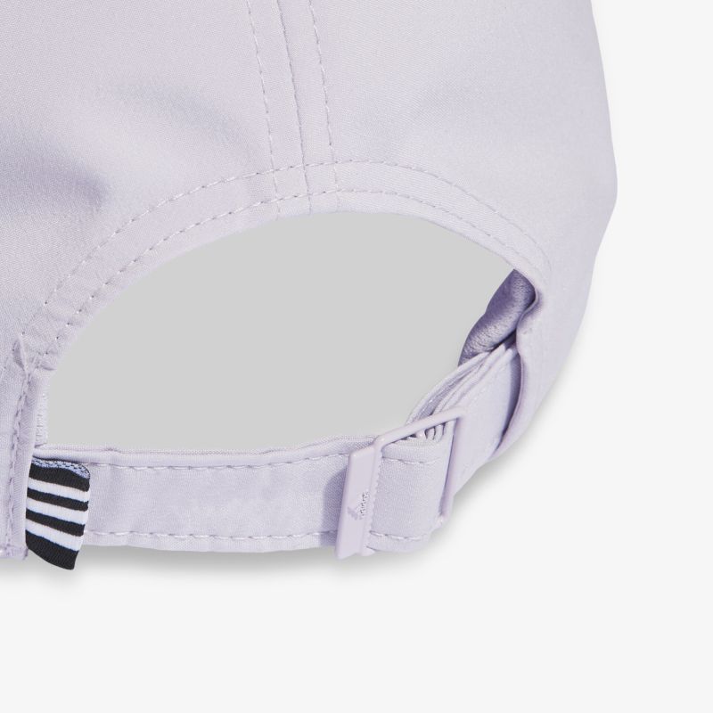 Hochwertiger verstellbarer Verschluss einer weißen Kappe für optimalen Tragekomfort und modisches Aussehen.