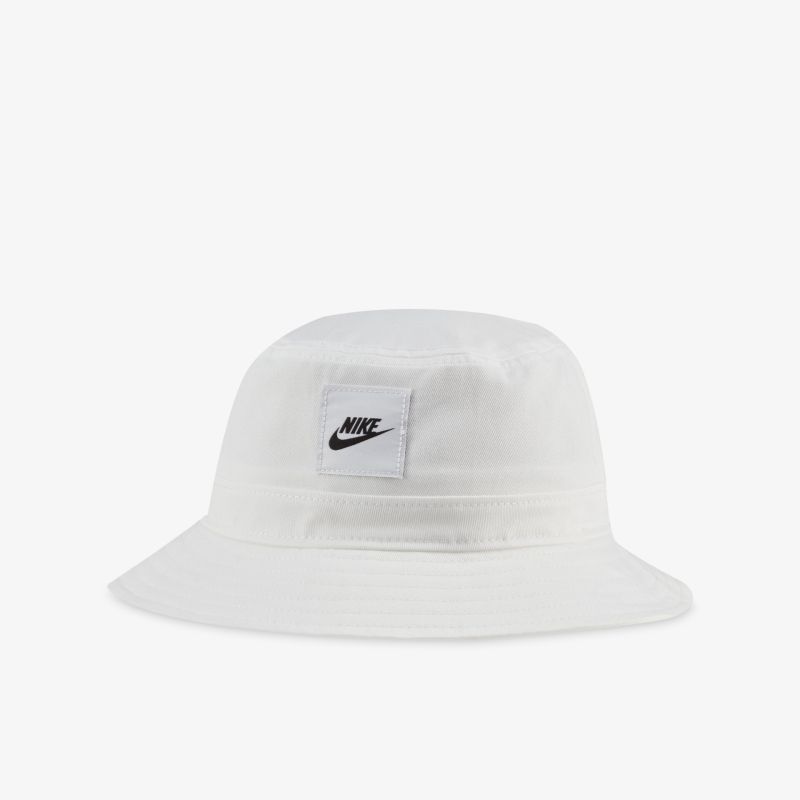 Moderner weißer Eimerhut von Nike für stilvolle Sommertage. Schlichtes Design mit Logo-Akzent.