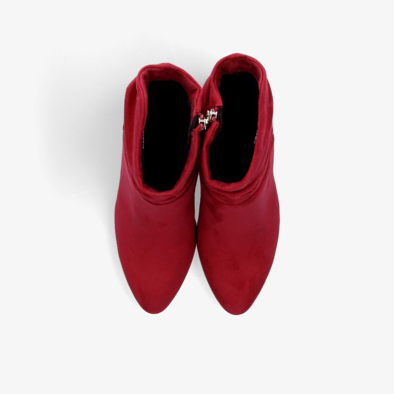Rote spitze Stiefeletten als Paar mit praktischem Reißverschluss und elegantem Design in komfortablem Stil