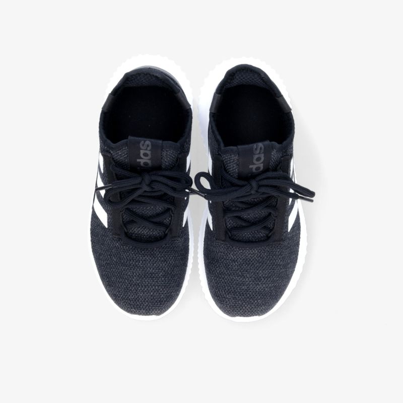 Elegante, leichte Sneakers mit atmungsaktivem Material und sportlichem Design, ideal für ganztägigen Komfort.