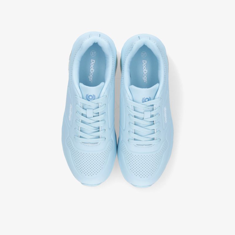 Leichte und atmungsaktive Sportschuhe in hellem Blau mit komfortabler Schnürung und modernem Design, Draufsicht