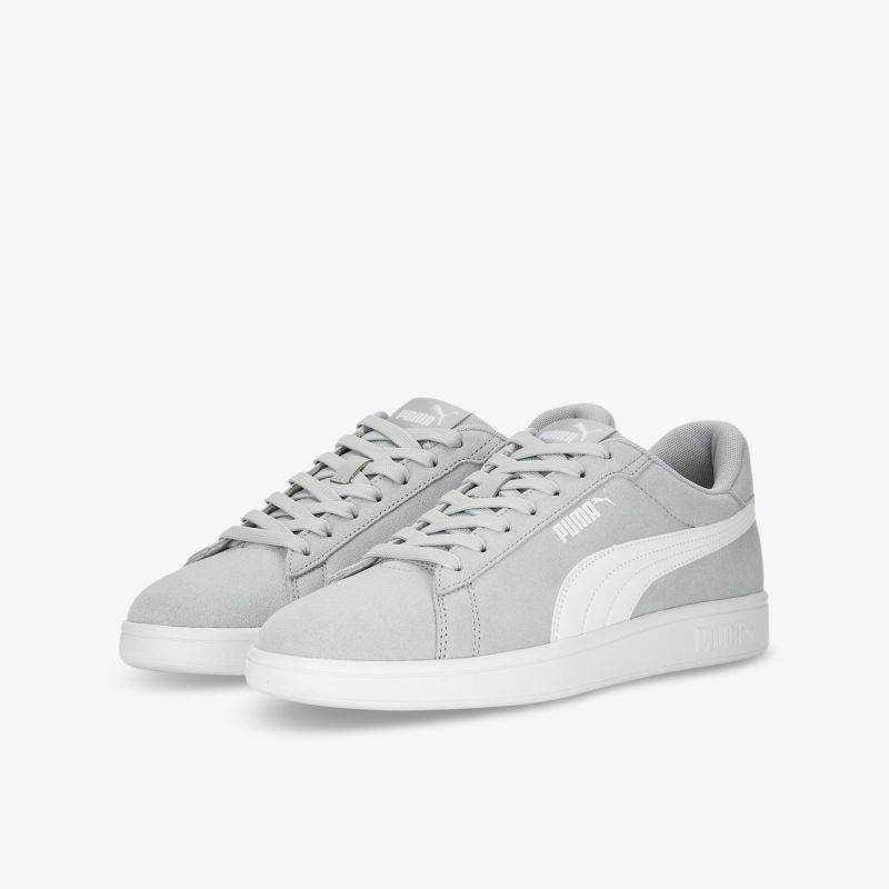 Zeitloser grauer Sneaker mit weißem Akzent und bequemer, langlebiger Sohle für vielseitigen Stil.