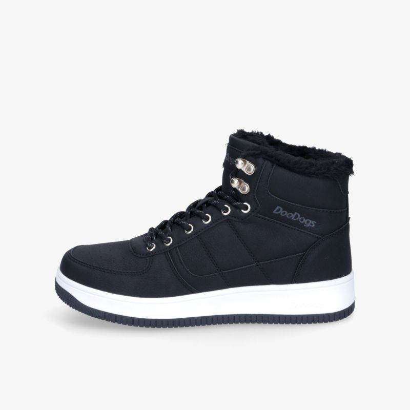Seitliche Ansicht eines schwarzen warm gefütterten Winter-Sneakers mit rutschfester Sohle und robustem Material