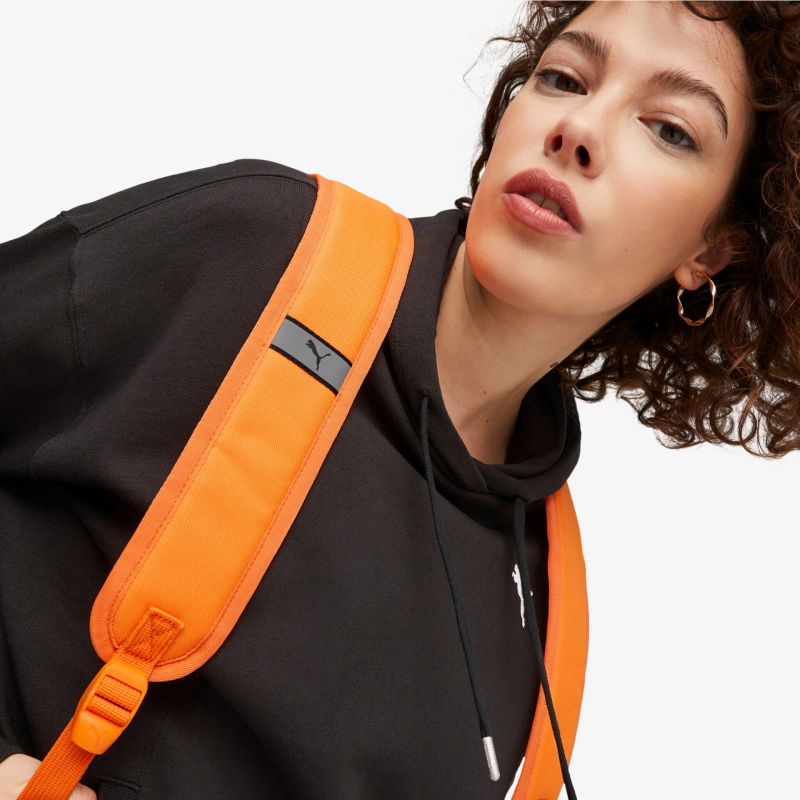 Moderner orangefarbener Rucksack mit gepolsterten Trägern, ideal für Alltag und Freizeit, modisches Accessoire