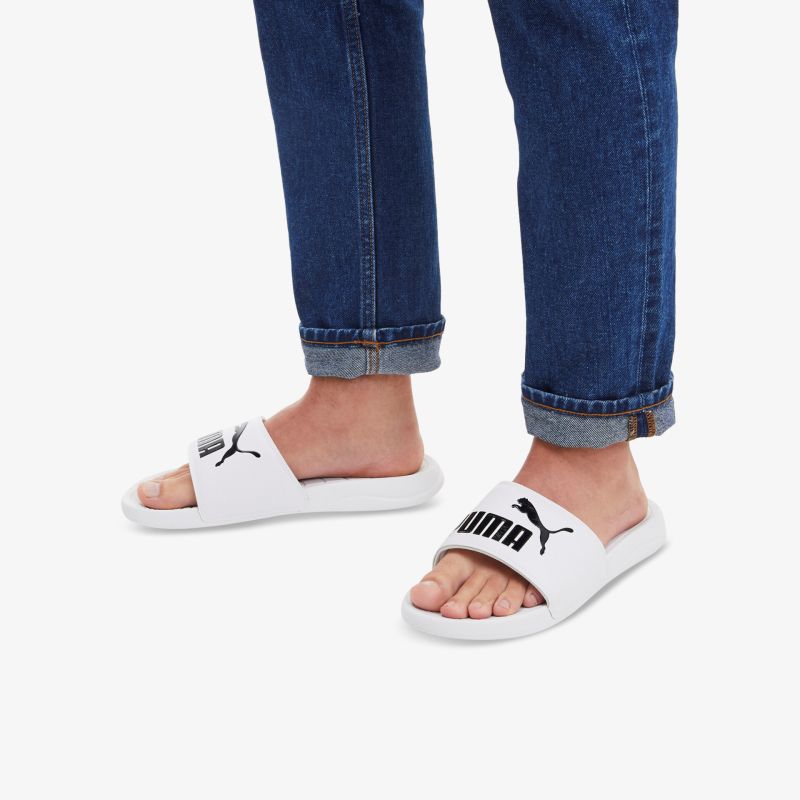 Puma Slipper in Weiß, ideal für Komfort und täglichen Gebrauch mit modernem Design und hochwertigem Tragegefühl.