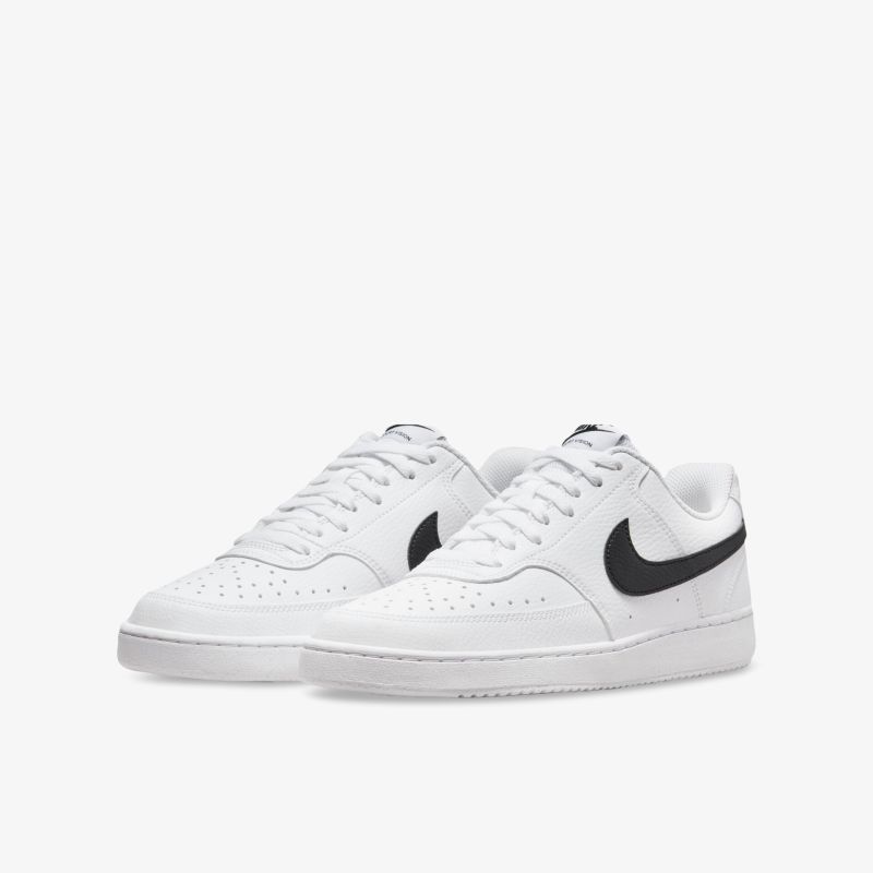 Stylische weiße Sneaker mit Logo, ideal für jeden Tag und sportliche Aktivitäten, komfortabel und trendig.