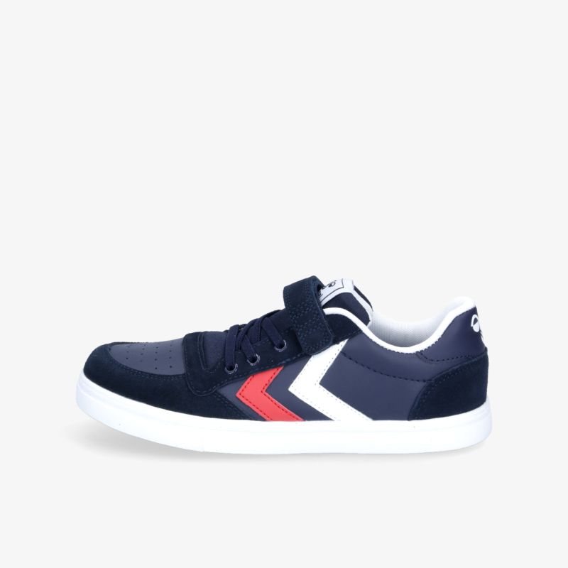 Modischer Sneaker in Dunkelblau mit rotem Akzent und kontrastweißer Sohle.