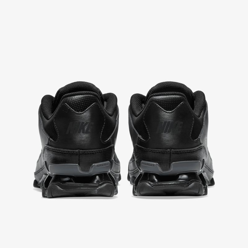 Schwarze, moderne Sportschuhe von hinten mit gepolsterter Ferse und stabiler, rutschfester Sohle