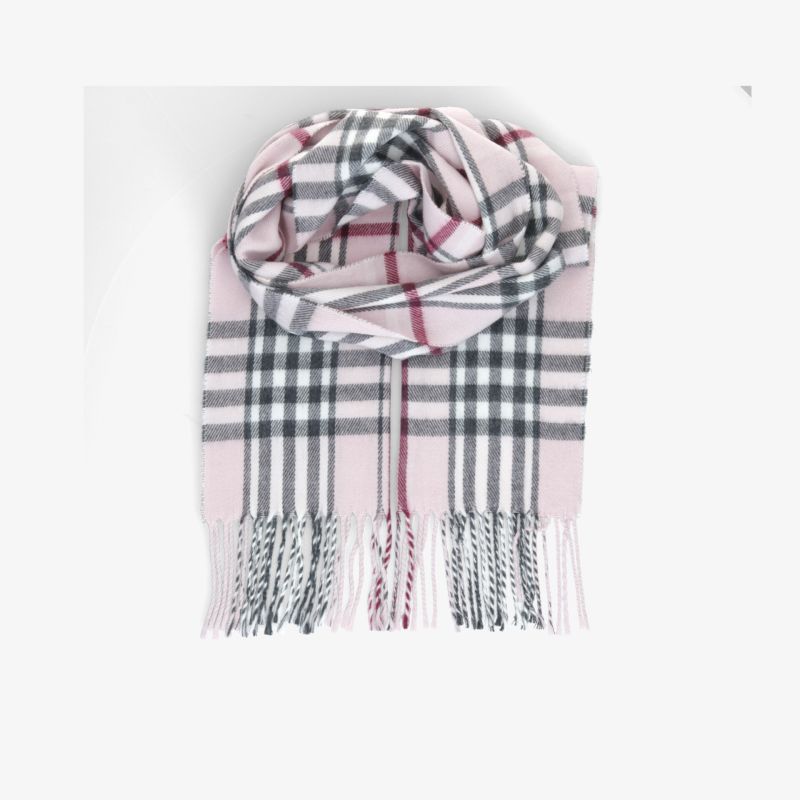 Eleganter Schal mit klassischem Karo-Muster in weichem Material für stilvolles Auftreten.
