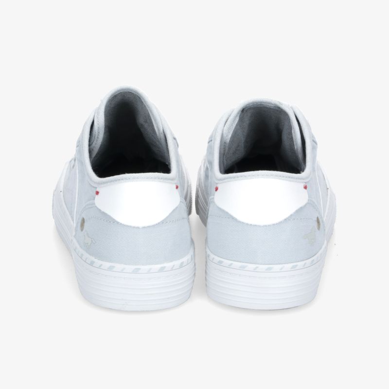 Weiße, stilvolle Sneaker mit minimalistischem Design und hoher Bequemlichkeit, im Rückansicht dargestellt.