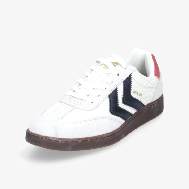 Moderner weißer Sneaker mit seitlichem Kontraststreifen, gepolstertem Schaft und rutschfester brauner Sohle