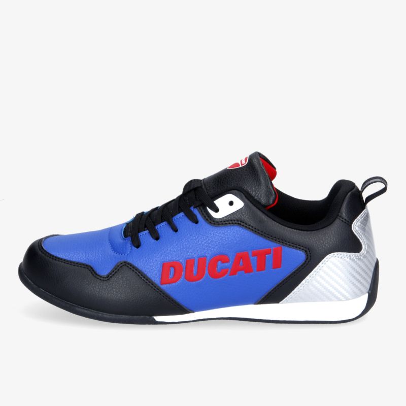 Blauer und schwarzer Sportschuh mit rotem Logo und modernem Design