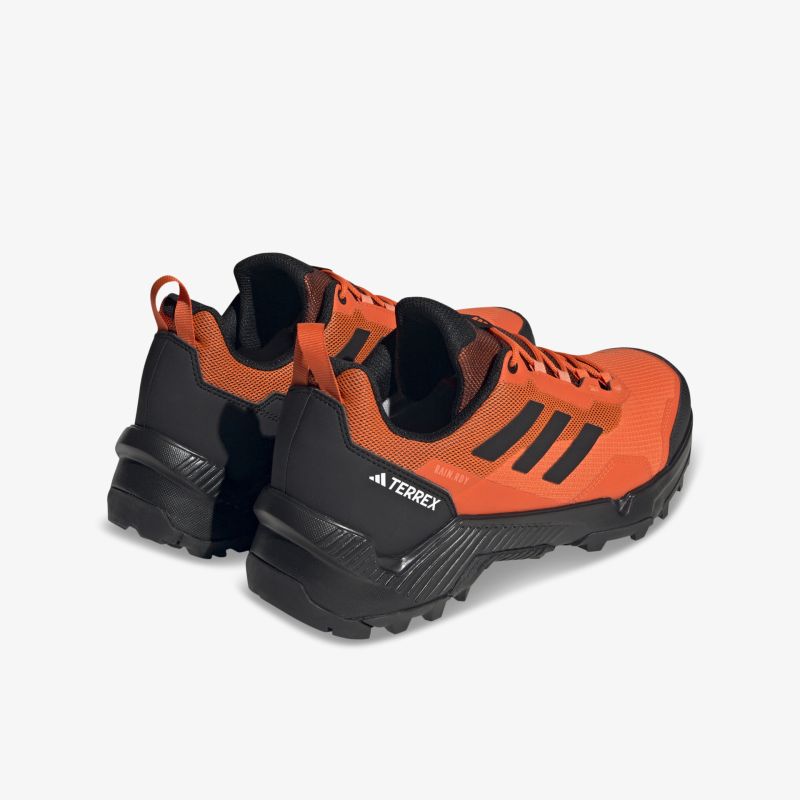 Robuste orange-schwarze Trailrunning-Schuhe mit rutschfester Sohle für Outdoor-Aktivitäten