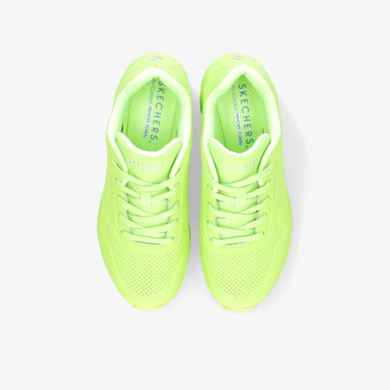 Leuchtend hellgrüne Sportschuhe von oben, atmungsaktiv und leicht, bieten optimalen Komfort und moderne Optik.