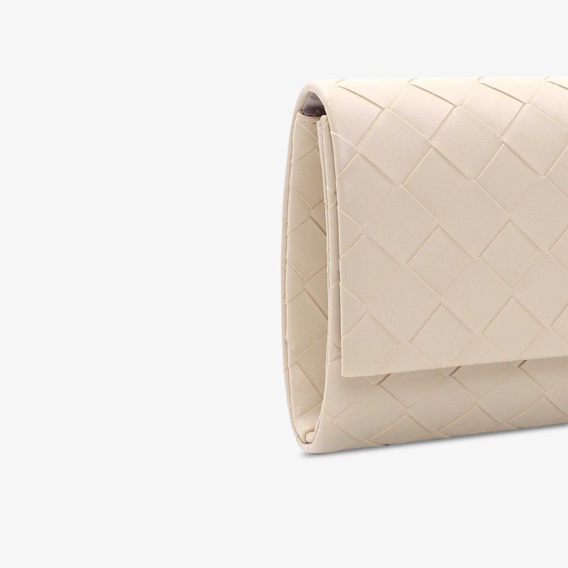 Elegante Clutch mit cremefarbener Flecht-Optik, minimalistisches und stilvolles Design.