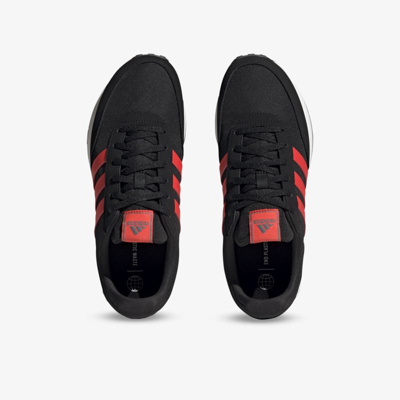 Sportliche schwarze Schuhe mit roten Akzenten, bequemes Design für Alltag und Training, seitliches Markenlogo