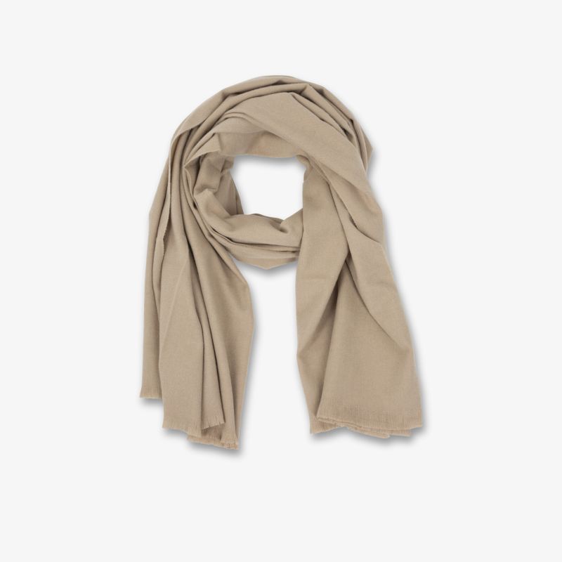 Eleganter beiger Schal aus weichem Material, vielseitig kombinierbar und modisch.