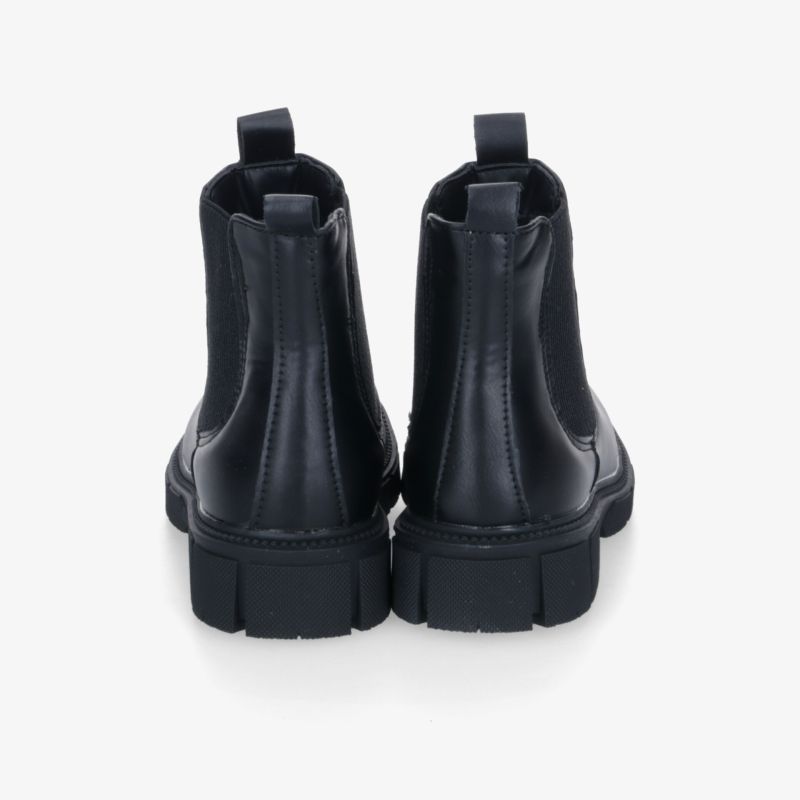 Robuste schwarze Lederstiefel mit dicker Profilsohle, elastischen Seiteneinsätzen und praktischer Ziehhilfe hinten