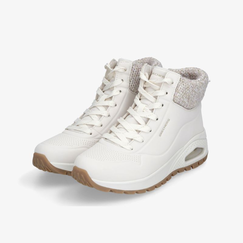 Weißer Sneaker mit gepolstertem Knöchel, rutschfester Sohle und modernem Design für optimalen Komfort und Stabilität