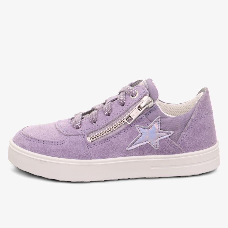 Moderner lila Sneaker mit seitlichem Reißverschluss und bequemer weißer Laufsohle, sportlich und bequem