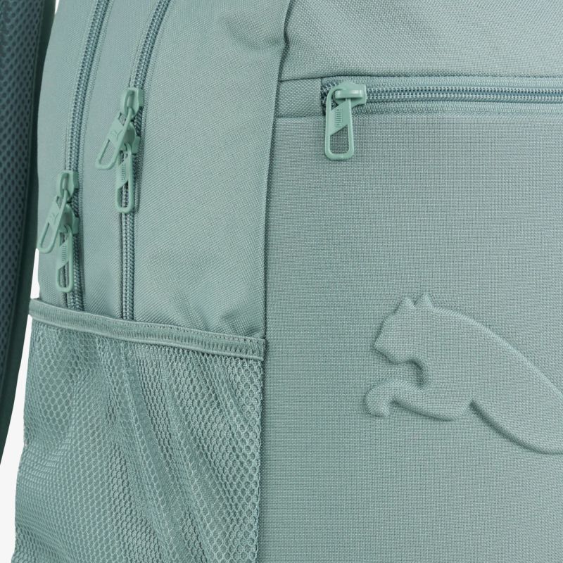 Detailaufnahme eines hochwertigen Rucksacks mit robustem Material und praktischem Reißverschluss in Blau-Grau
