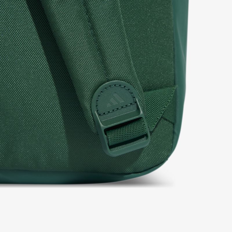 Detailansicht der robusten, hochwertigen Befestigung eines grünen Rucksacks aus strapazierfähigem Material