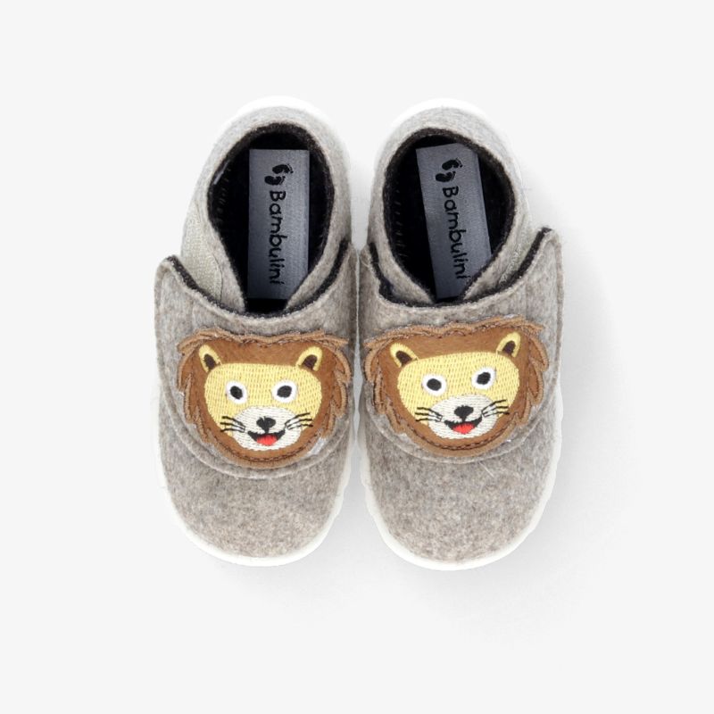 Weiche graue Kinderschuhe mit gemütlichem Innenfutter und fröhlichem Löwenmotiv, ideal für sicheren Halt