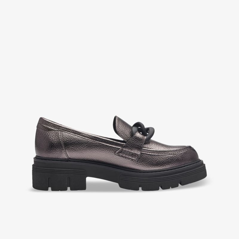 Eleganter Loafer mit metallic Look und robustem Blockabsatz für bequemen Tragekomfort und zeitlosen Stil.