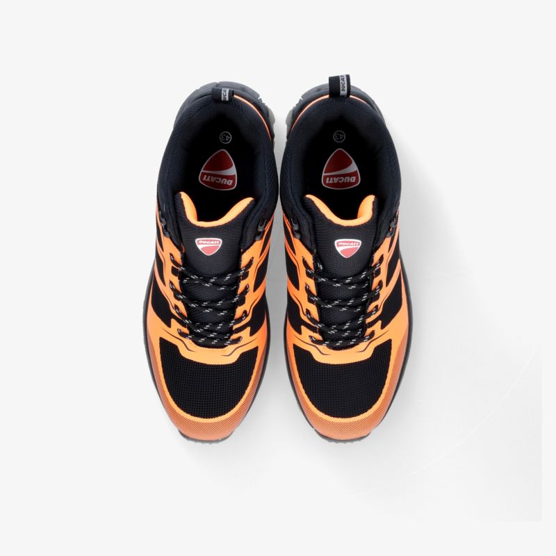 Orange und schwarze Sportschuhe mit modernem Design, optimal für Outdoor-Aktivitäten und maximalen Komfort.