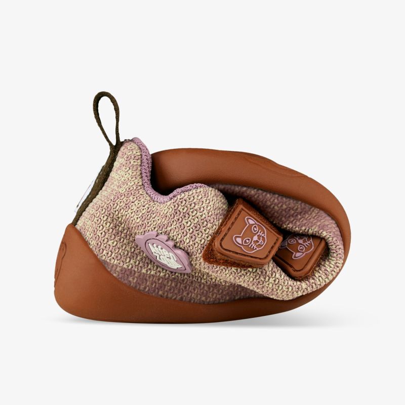 Bequemer, flexibler Schuh in Braun mit stylischem Design und hochwertigen Materialien.