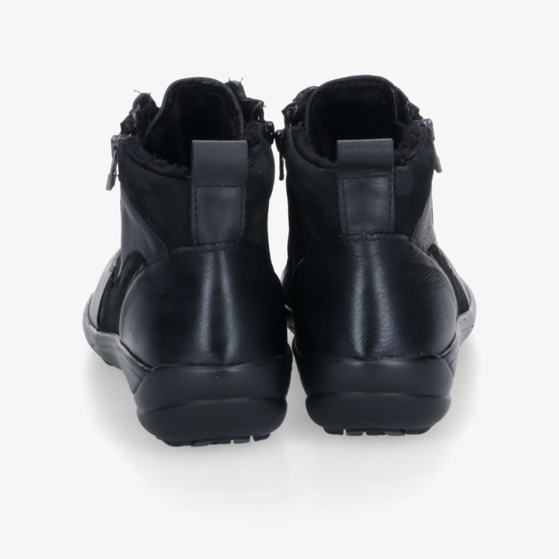 Schwarze Stiefeletten mit praktischem Reißverschluss und rutschfester Sohle von hinten sichtbar