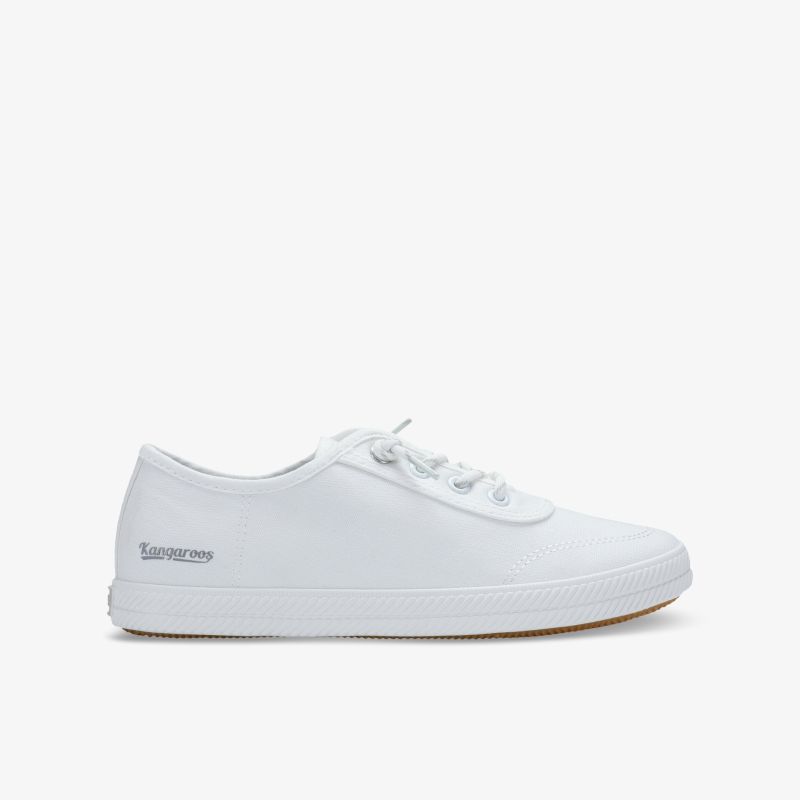 Leichter weißer Sneaker in klarer Seitenansicht, schnürbar und sportlich, minimalistisches Design