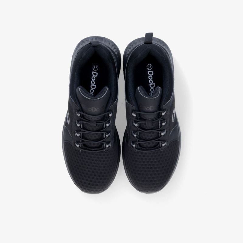 Schwarze, bequeme und stilvolle Sneakers mit robuster Konstruktion und sportlichem Design von oben.