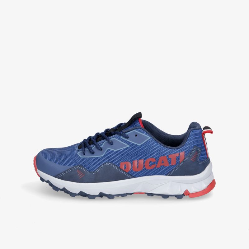 Bequeme blaue Sportschuhe mit rotem Akzent und stabiler Sohle, ideal für vielseitige sportliche Aktivitäten.