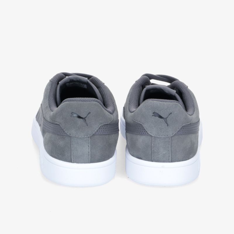 Graue Sneakers mit weißer Sohle, sportlich und stilvoll, bequemer Sitz perfekt für jeden Tag.