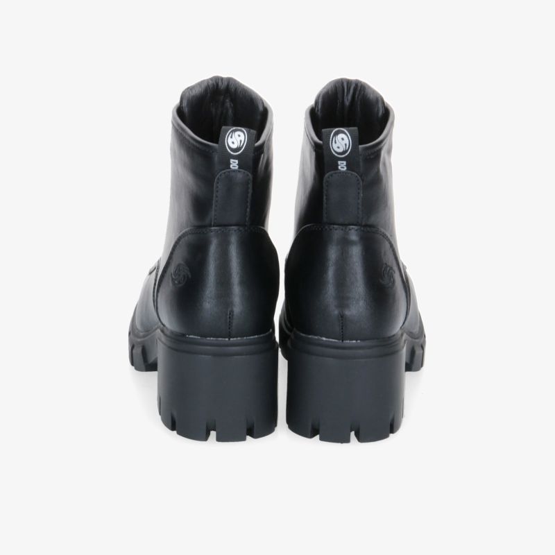 Schwarze Stiefeletten mit dicker Sohle, stilvoll und komfortabel, ideal für den modernen Alltag.