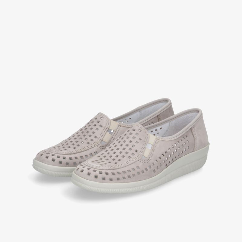 Elegante bequeme Slip-On-Schuhe mit perforiertem Design und atmungsaktivem Obermaterial in hellem Beige.