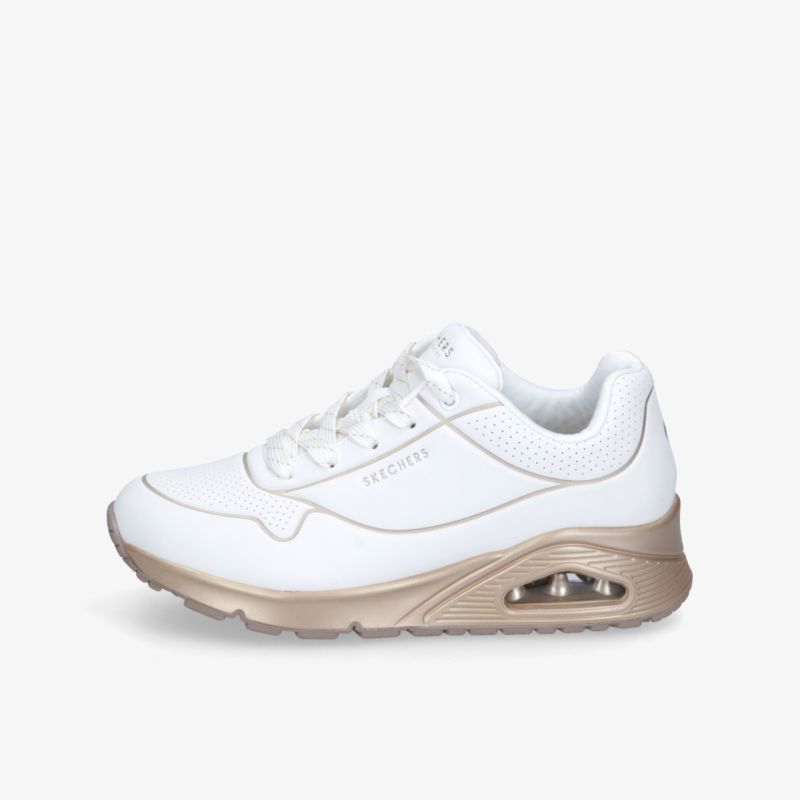 Moderne weiße Sportschuh seitliche Ansicht mit brauner stoßdämpfender Sohle und bequemer Passform