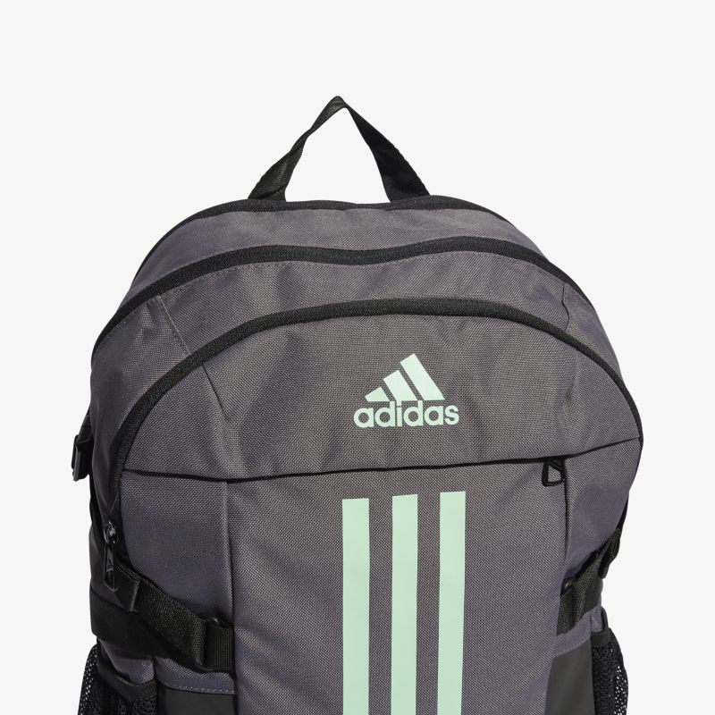 Grauer Adidas Rucksack mit markanten Streifen und Logo, ideal für Alltag und Sport.