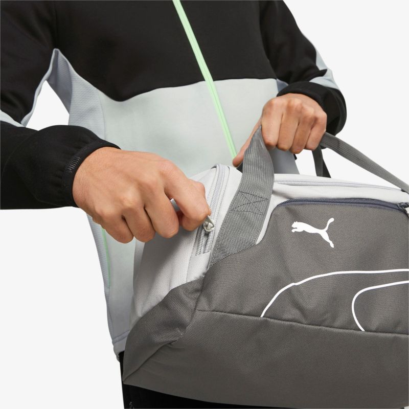 Graue Sporttasche mit Reißverschluss, Logo-Design und praktischem Tragegriff.