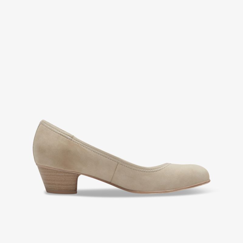 Beiger Schuh mit Blockabsatz, elegantes Design, vielseitig und komfortabel für jeden Anlass.