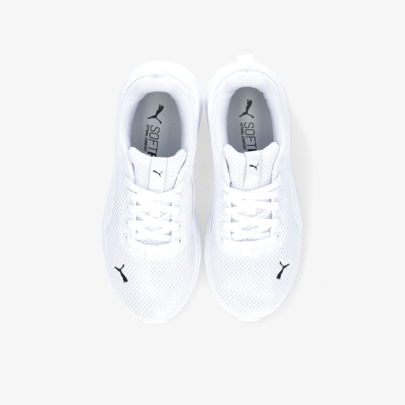 Weiße und atmungsaktive Sneaker von oben fotografiert, sportlich und stilvoll für vielseitigen Einsatz.