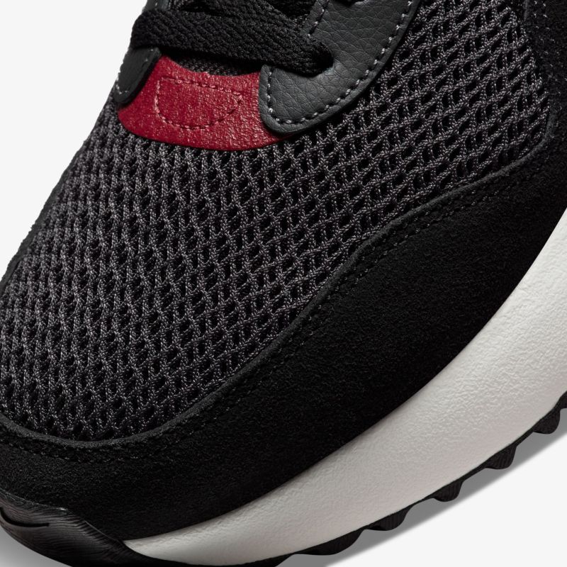 Atmungsaktiver, stilvoller Sneaker in Schwarz-Rot mit strukturierter Textur und komfortabler Sohle.