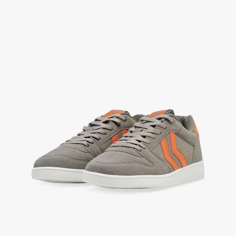 Graue Sneaker mit orangefarbenen Details und weißer Sohle, sportlich und stilvoll für vielseitige Freizeitlooks.