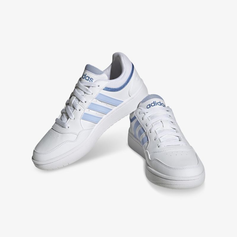 Bequeme weiße Adidas-Sneaker mit blauen Details, ideal für sportliche und alltägliche Aktivitäten.