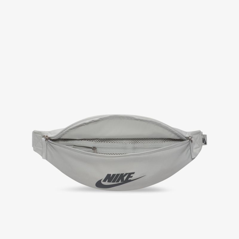 Modische graue Nike Gürteltasche mit viel Stauraum und robustem Design, ideal für unterwegs.