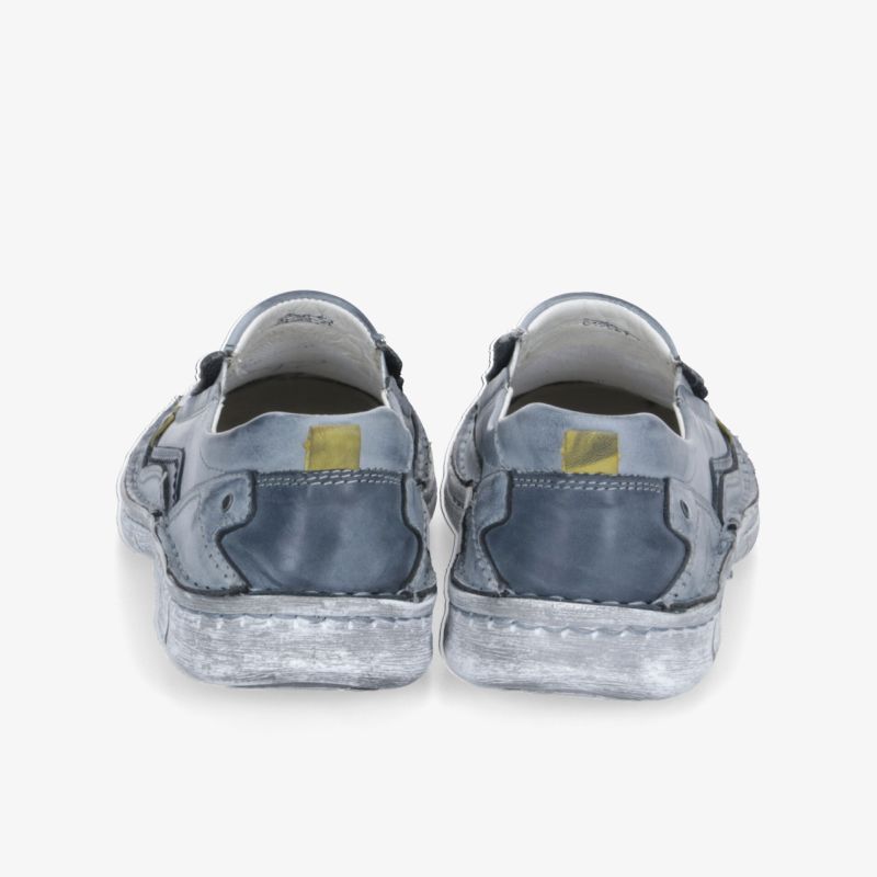Robustes und komfortables Schuhpaar in Blau, Rückansicht zeigt gepolsterten Fersenbereich und lässiges Design